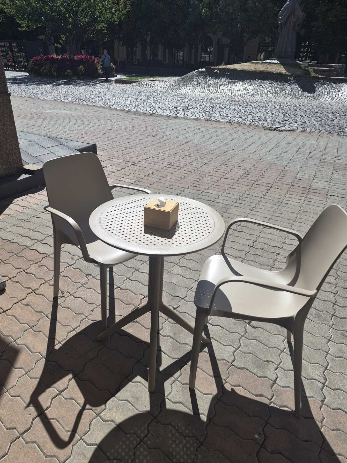 Стол уличный круглый складной Siesta Sky Folding Table 60 (бежевый)