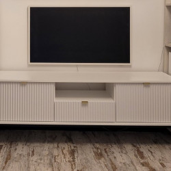 Тумба под телевизор Perfect Home Новая/Nova 1-дверная с 2 ящиками, черные ножки RTV154 Белый