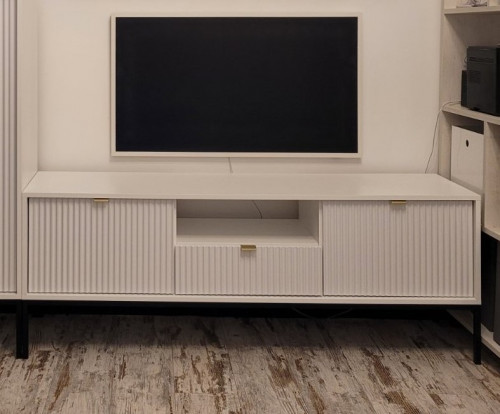 Тумба под телевизор Perfect Home Новая/Nova 1-дверная с 2 ящиками, черные ножки RTV154 Белый