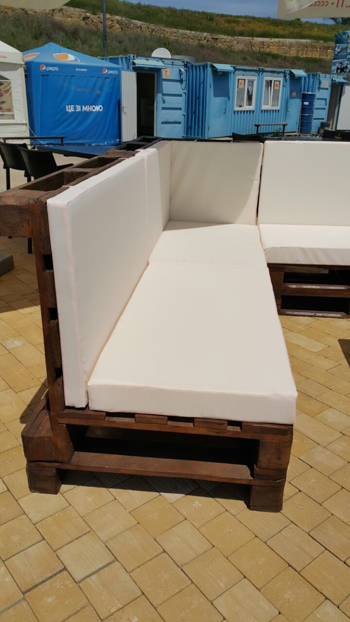 Комплект мебели из поддонов для кафе