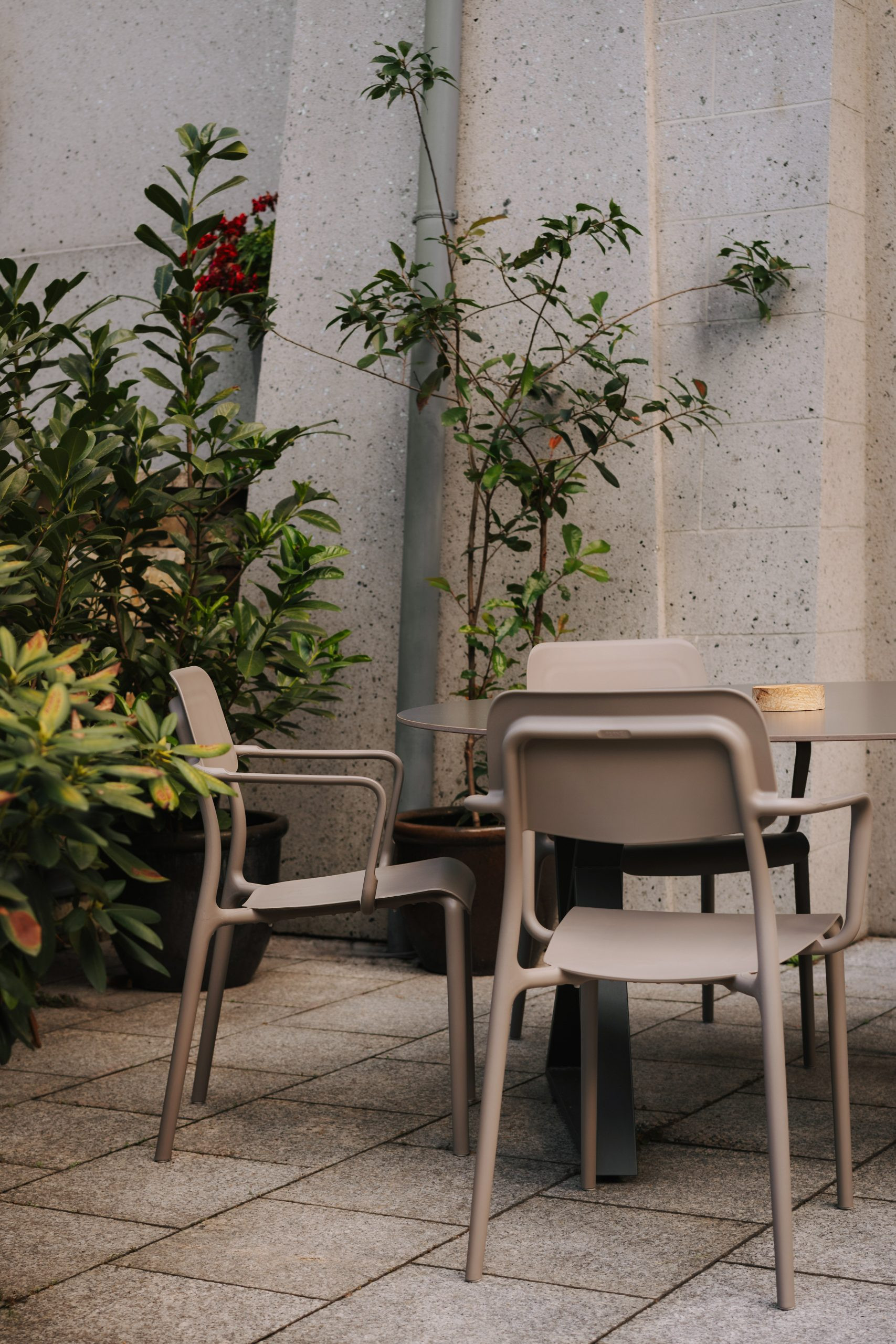 Кресло уличное обеденное VLL- FERNE Remo (коричневый, белый, кирпичный)