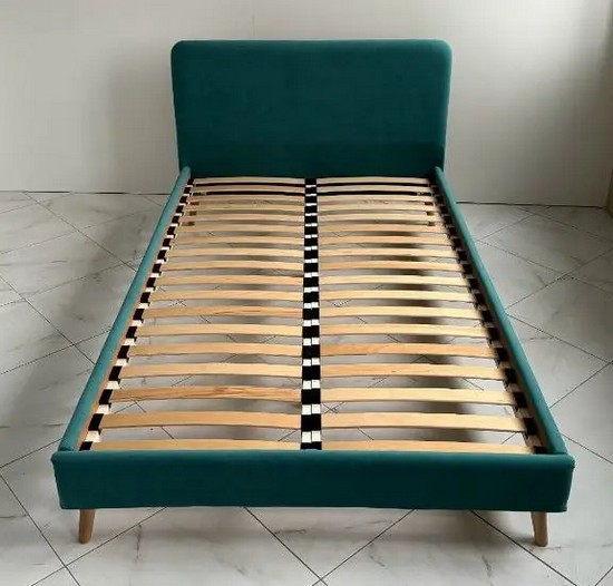 Полуторная кровать с мягкой обивкой и ортопедическими ламелями KOD- КР-12 Хюгге