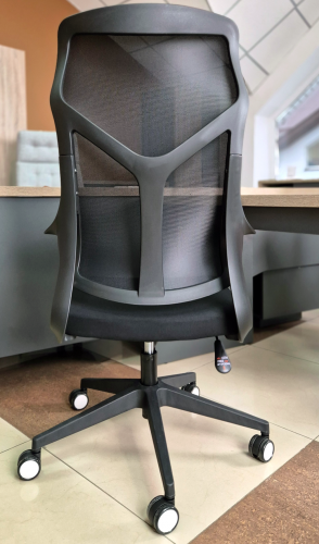 Поворотное компьютерное кресло INI- CASPER в черном цвете