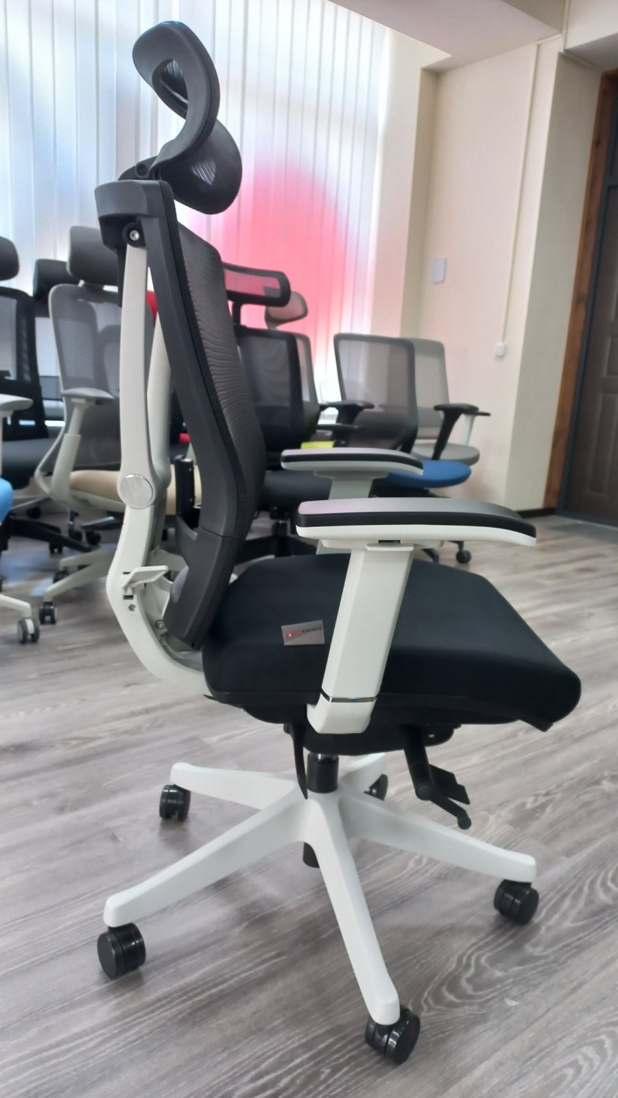 Крісло керівника LUX- ERGO CHAIR 2 WHITE/ BLACK ергономічне
