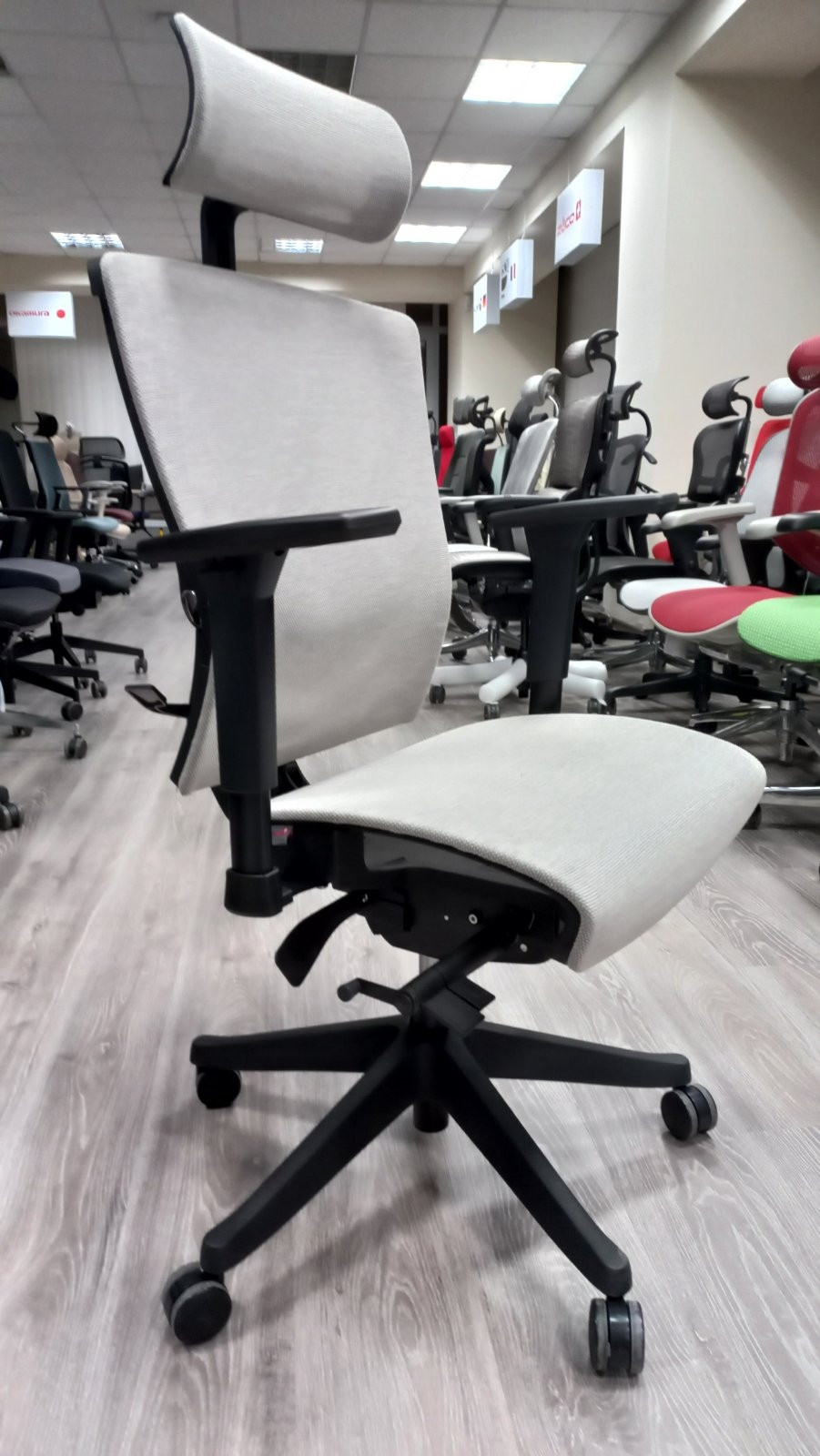 Крісло керівника LUX- ERGO CHAIR 2 MESH BLACK/ BEIGE ергономічне