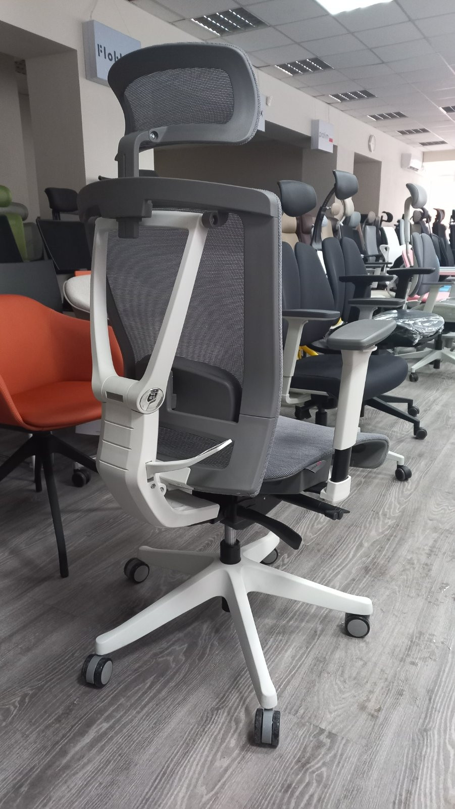 Крісло керівника LUX- ERGO CHAIR 2 MESH WHITE/ GREY ергономічне