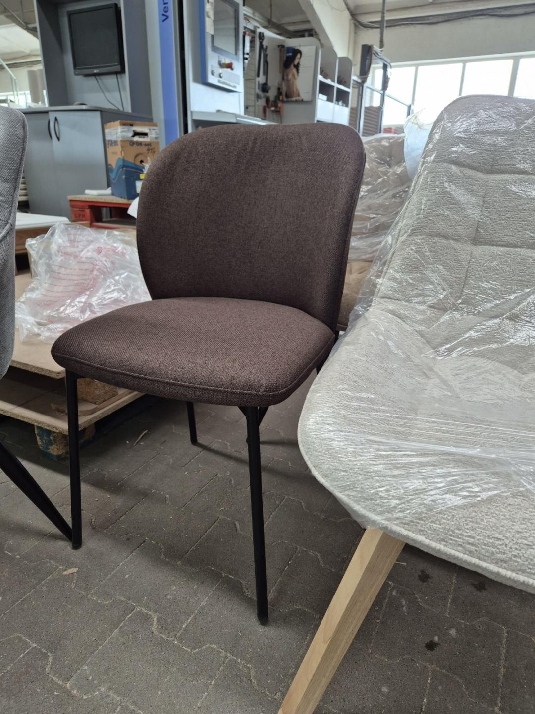 Стул INI- CARO серый, коричневый тк./ черный каркас  