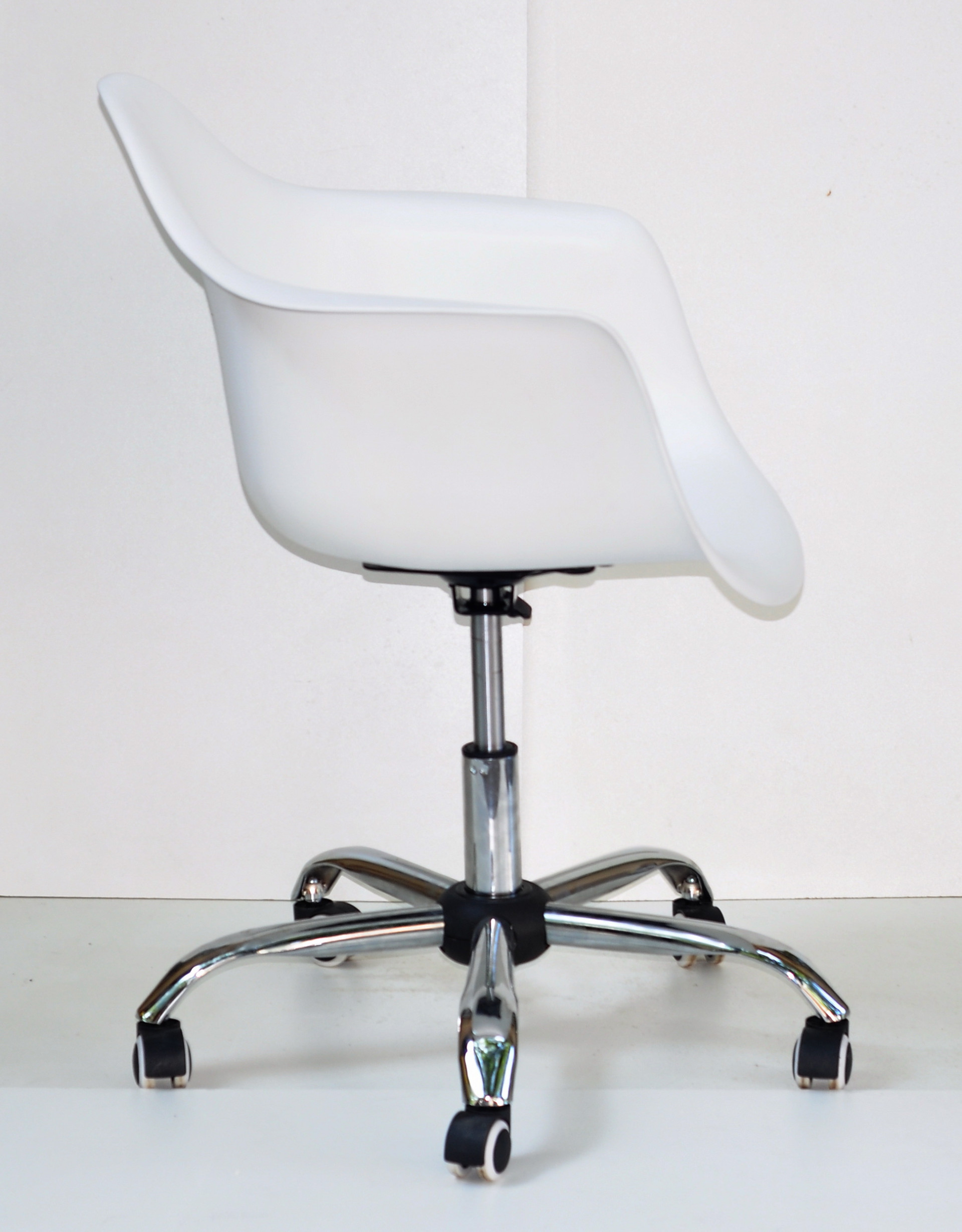 Кресло офисное OND- Leon Office (белый 07, черный 04)