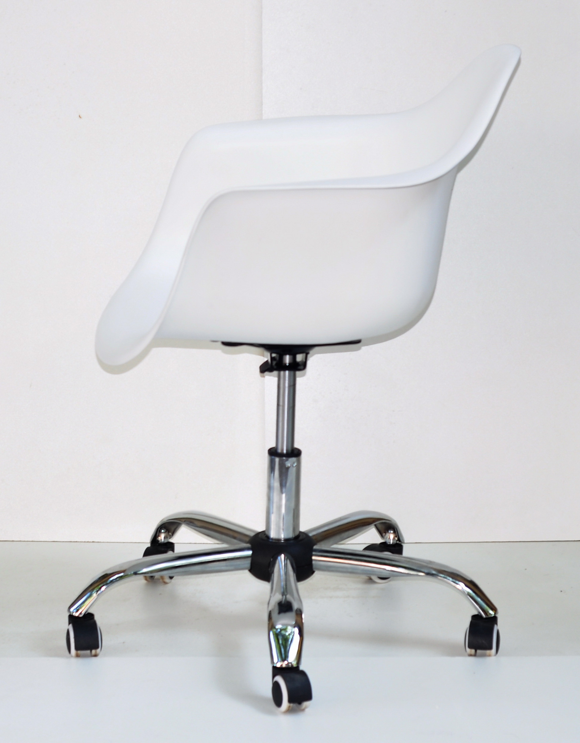 Кресло офисное OND- Leon Office (белый 07, черный 04)